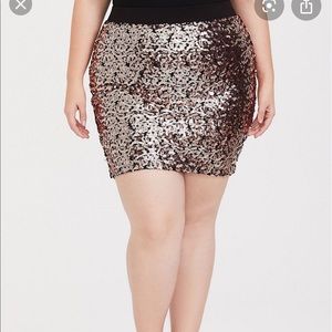 Torrid rose gold sequin skirt size 1